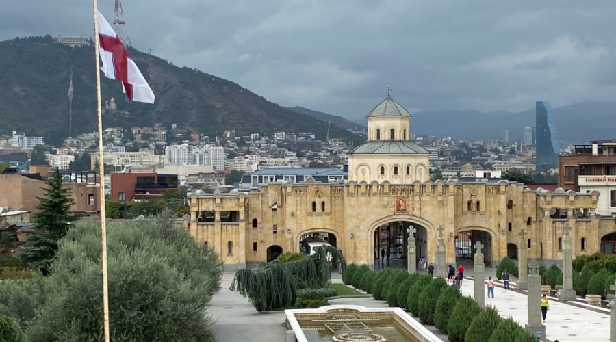 buiten de kerk Tbilisi